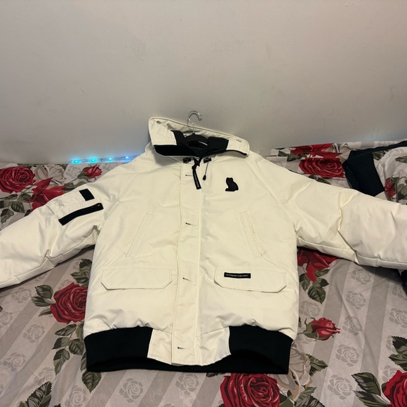 Canada Goose
Chilliwack
Bomber - White (OCTOBER'S
VERY OWN) - Picture 2 of 9